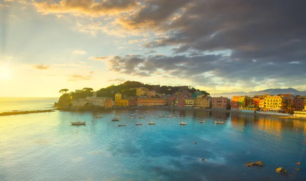 Sestri Levante, baie de silence vue sur le port et la plage au coucher du soleil . — Photo