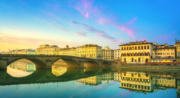 Średniowieczny most Carraia na rzece Arno o zachodzie słońca. Florencja Włochy — Zdjęcie stockowe