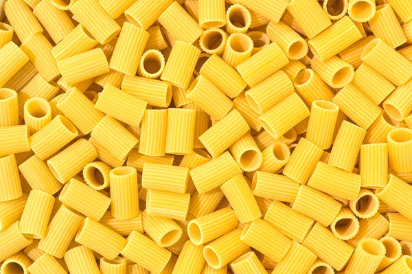 Macaroni italien Pâtes demi manches rayé fond alimentaire cru — Photo