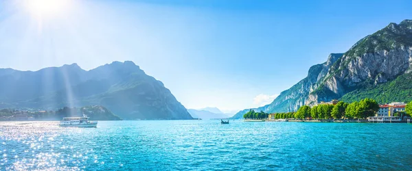 Lecco stad, Como Lake panorama landskap och färja båt. Italien, — Stockfoto