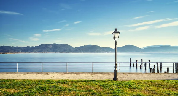 Massaciuccoli sjö, terrass, gatlykta och träbrygga kvar — Stockfoto