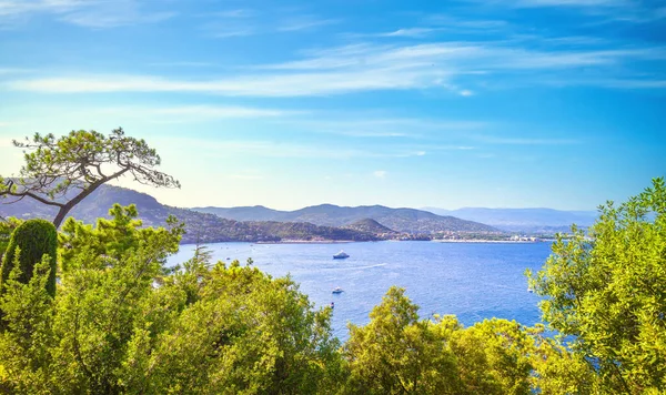 Pohled na Cannes La Napoule zálivu. Francouzská Riviéra, Azure pobřeží, Provenc — Stock fotografie