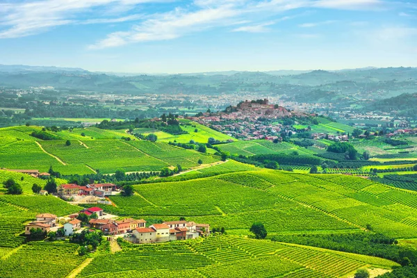 Panorama das vinhas de Langhe, aldeia de Roddi, Piemonte, Itália Europa — Fotografia de Stock