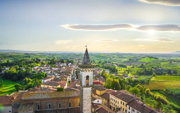 Vinci, lugar de nacimiento de Leonardo, vista y campanario de la iglesia. F — Foto de Stock