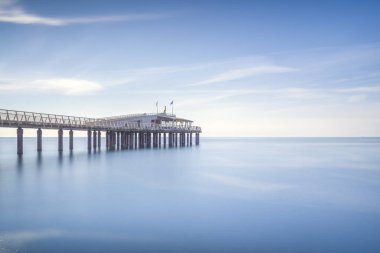 İskele ya da iskele, sahil ve deniz. Lido di Camaiore, Versilia Tuscany
