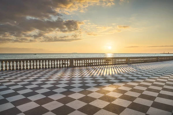 Gün batımında Mascagni Terrazza Teras. Livorno Toskana İtalya