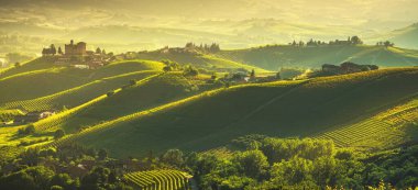 Langhe üzüm bağları günbatımı panoraması, Grinzane Covour, Piedmont, Ita