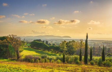 Maremma günbatımı panorama. Kırsal, deniz ve Elba ufukta. S