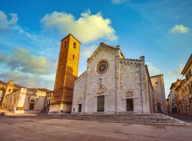 Günbatımında Pietrasanta eski kasaba manzarası, Versilia Lucca Toskana Ital