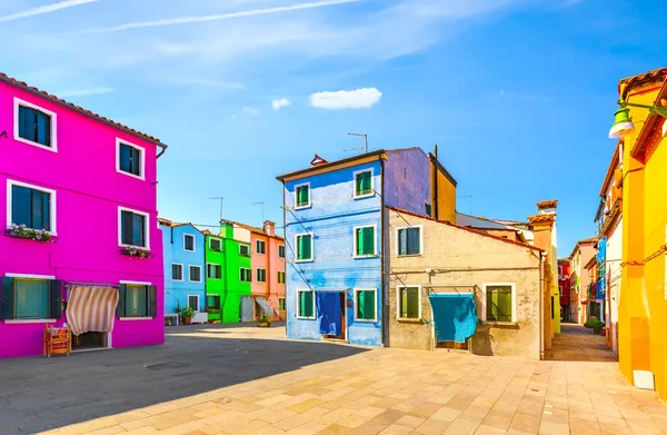 Venedik landmark, Burano Adası kare ve renkli evler, İtalya — Stok fotoğraf