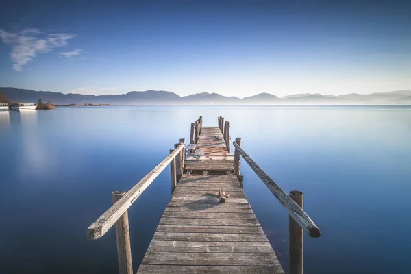 Wooden pier or jetty and lake at sunrise. Torre del lago Puccini — Stock Photo, Image