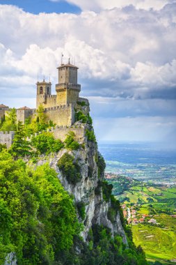 San Marino, kayalık bir uçurumda ortaçağ kulesi ve panoramik manzara o