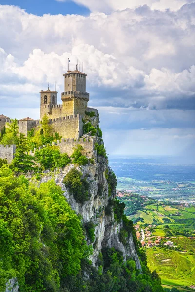 San Marino, torre medieval sobre un acantilado rocoso y vista panorámica o —  Fotos de Stock