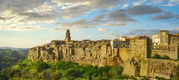 Toscana, Pitigliano panorama vila medieval ao pôr-do-sol. Itália — Fotografia de Stock
