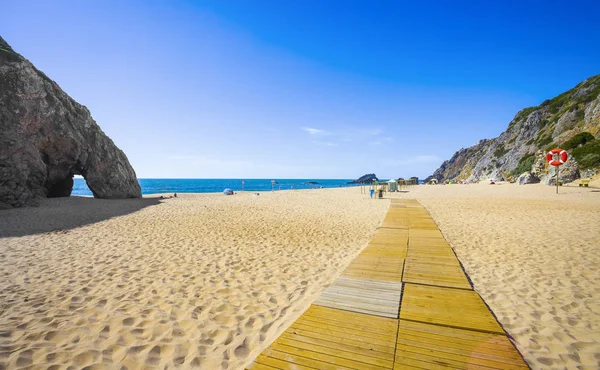 Krajobraz plaży Adraga i łuk skalny. Almocageme, Sintra, Portugalia — Zdjęcie stockowe