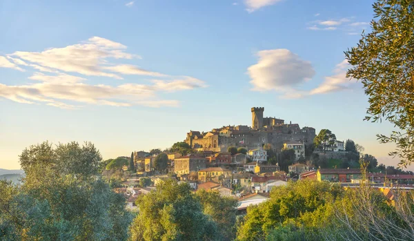 Capalbio middeleeuwse dorpsskyline bij zonsondergang. Maremma, Toscane Het — Stockfoto