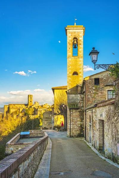 Colle Val d 'Elsa straat, kerk en oude stad uitzicht. Siena, Toscaans — Stockfoto
