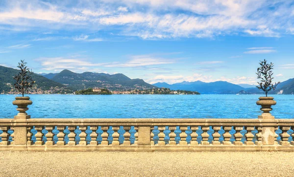 Lago Maggiore y Pallanza Verbania desde la terraza Isola Bella, Bo — Foto de Stock