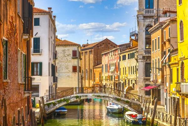 Veneza paisagem urbana, edifícios, canal de água e ponte. Itália — Fotografia de Stock