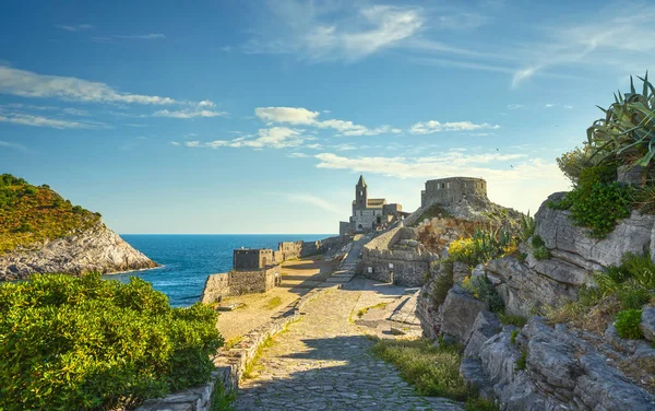 Portovenere, caminho para a igreja de San Pietro. Cinque terre, Liguria It — Fotografia de Stock