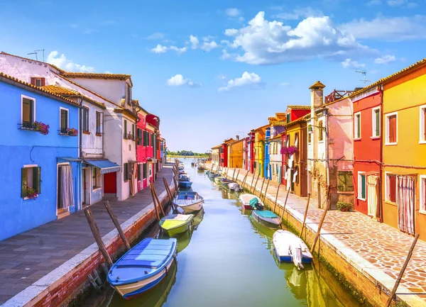 Benátky památka, Burano ostrov kanál, barevné domy a čluny, — Stock fotografie