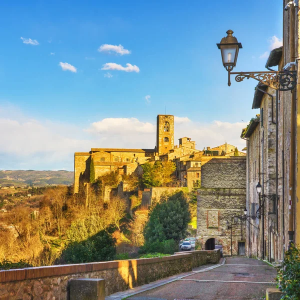 Colle Val d 'Elsa straat, kerk en oude stad uitzicht. Siena, Toscaans — Stockfoto