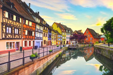 Colmar, Petit Venice, su kanalı ve günbatımında geleneksel renkli evler. Alsace, Fransa. Uzun pozlama.