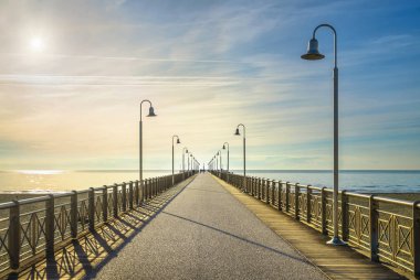 İskele ya da iskele, Marina di Pietrasanta 'da deniz ve yaya yolu. Versilia Lucca Toskana İtalya