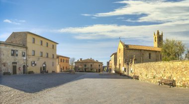 Monteriggioni Ortaçağ 'ın ana meydanı Francigena, Siena, Toskana üzerinden güçlendirildi. İtalya Avrupa.