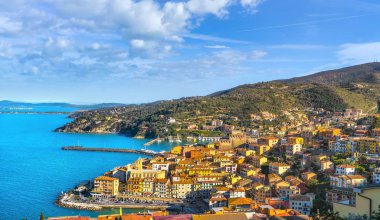 Porto Santo Stefano köyü, liman manzaralı, İtalya 'ya seyahat. Monte Argentario, Toskana, İtalya.