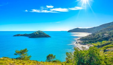 Porto Ercole, Isolotto küçük adası ve kıyı manzarası. Monte Argentario, Maremma Grosseto Toskana, İtalya