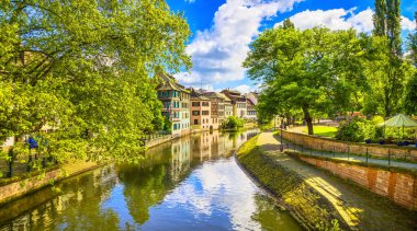 Strazburg, petite france bölge içinde su kanalı. yarı ahşap evleri ve grand Ile ağaçlarda. Alsace, Fransa. UNESCO tarafından.
