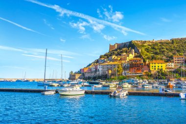 Porto Ercole köyü ve limandaki tekneler. Monte Argentario, Maremma Grosseto Toskana, İtalya