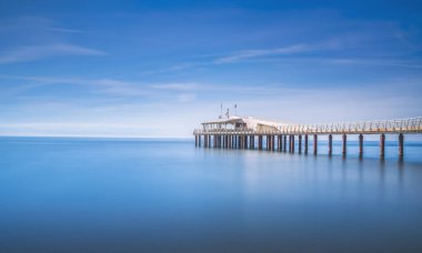 Modern çelik iskele ya da iskele, sahil ve deniz. Lido Camaiore, Versilia, Toskana, İtalya, Avrupa