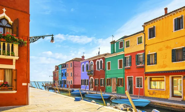 Burano Adası Kanalı Venedik Gölünde Renkli Evler Tekneler Talya Avrupa — Stok fotoğraf