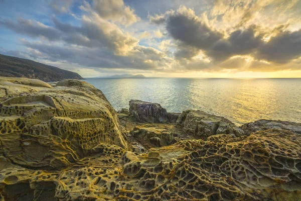 Populonia Uçurumunda Rüzgar Deniz Tarafından Aşınmış Kayalar Gün Batımında Buca — Stok fotoğraf