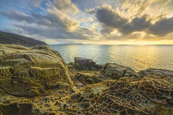 Rotsen Geërodeerd Door Wind Zee Populonia Klif Buca Delle Fate — Stockfoto