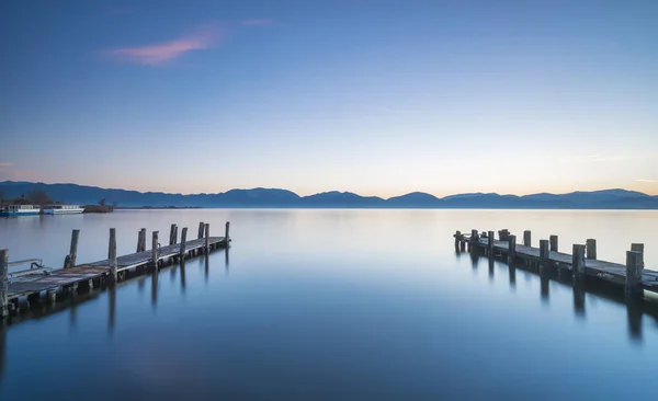 Two Wooden Piers Jetties Lake Sunrise Torre Del Lago Puccini — Stock Photo, Image