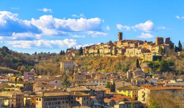 Colle Val d 'Elsa şehir silueti, kilise ve panoramik manzara. Kristal camdan bir şehir. Siena, Toskana, İtalya.