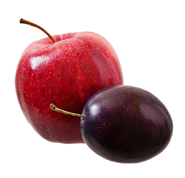 Manzanas maduras y ciruelas aisladas sobre un fondo blanco . —  Fotos de Stock