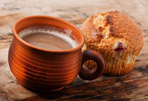 Xícara de cappuccino e bolo no fundo de madeira velha — Fotografia de Stock