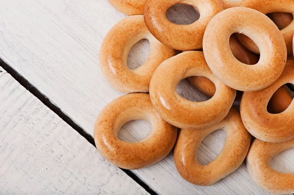 Gustosi biscotti al forno su vecchio sfondo di legno . — Foto Stock