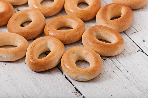 Leckere gebackene Plätzchen auf altem Holzboden. — Stockfoto