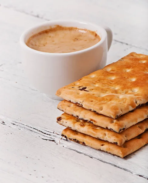 Tazza di caffè e deliziosi biscotti al forno su vecchio sfondo di legno . — Foto Stock