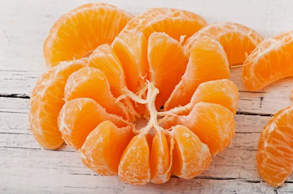 Tangerine segmenten op een houten ondergrond, fruit. — Stockfoto