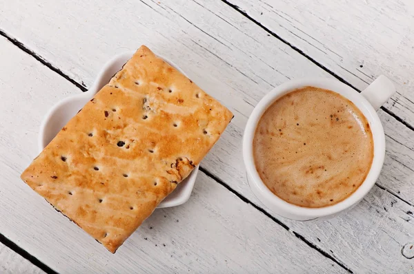 Tazza di caffè e deliziosi biscotti al forno su vecchio sfondo di legno . — Foto Stock