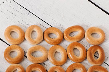 Lezzetli kurabiyeleri eski ahşap zemin üzerine.