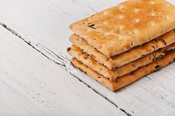 Chutné pečené cookies na staré dřevěné pozadí. — Stock fotografie