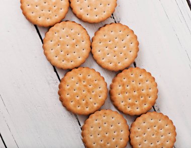 Lezzetli kurabiyeleri eski ahşap zemin üzerine.