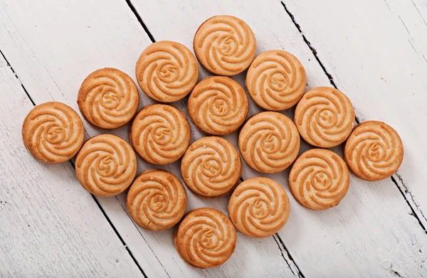 Sabrosas galletas horneadas sobre fondo de madera viejo . — Foto de Stock